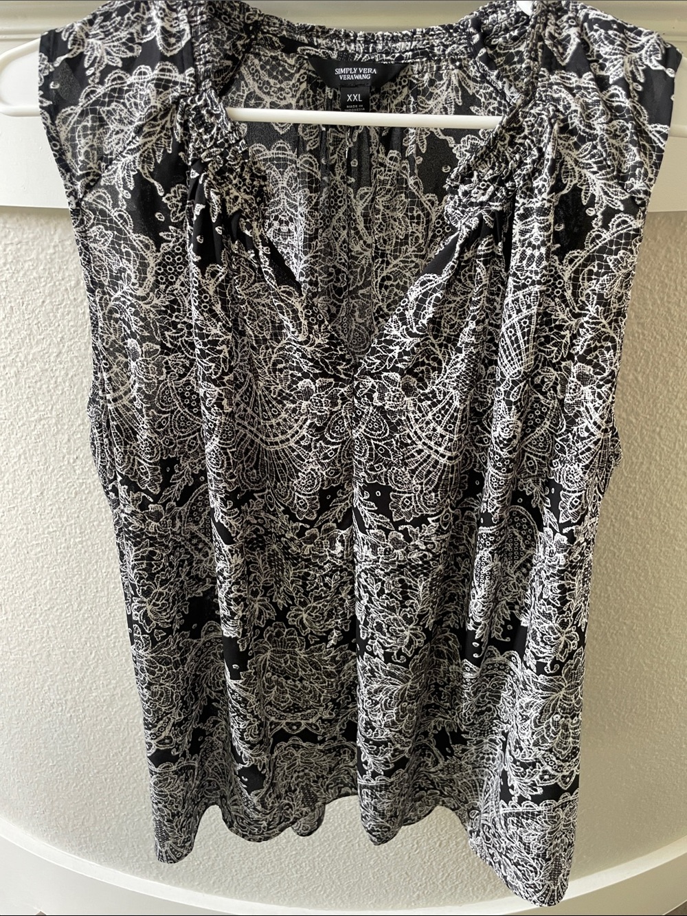 Simply Vera Vera Wang Black and White Paisley sleeveless blouse